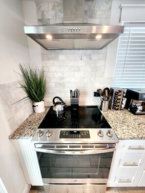 Grand réfrigérateur, micro-ondes, four, plaque de cuisson