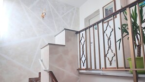 Eine Treppe mit Handlauf und einem Geländer mit ungewöhnlichem Design.
