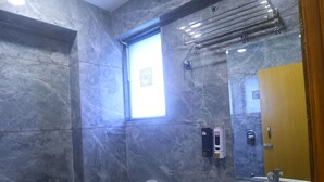 Ein modernes Badezimmer mit Toilette, Waschbecken und Dusche.