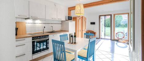 Jääkaappi, liesi, astianpesukone, kahvin-/teenkeitin