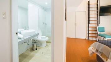 Quarto triplo standard, sacada, vista para a montanha | Banheiro