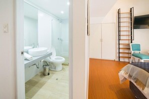 Standard Triple Room, Balcony, Mountain View | Bathroom - Casa Tía María Yucay (Yucay)