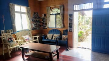 Family House | Living room | 40-inch flat-screen TV with cable channels