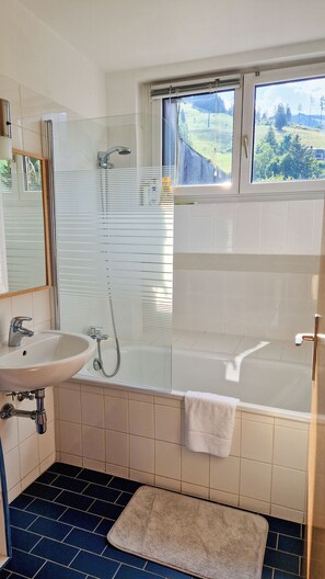 Appartement, 1 slaapkamer, uitzicht op bergen | Badkamer