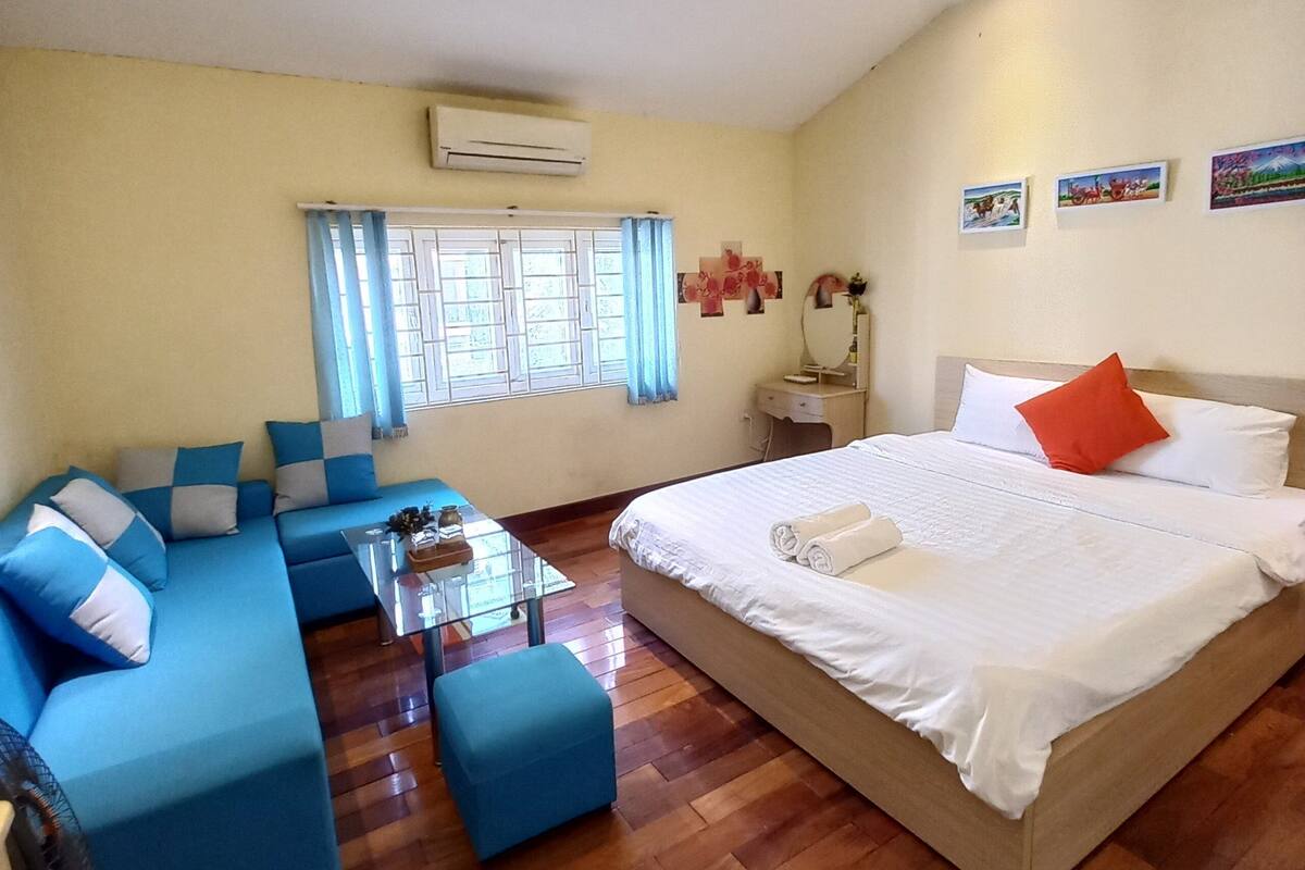Habitación doble familiar | Decoración personalizada, muebles diferentes y escritorio