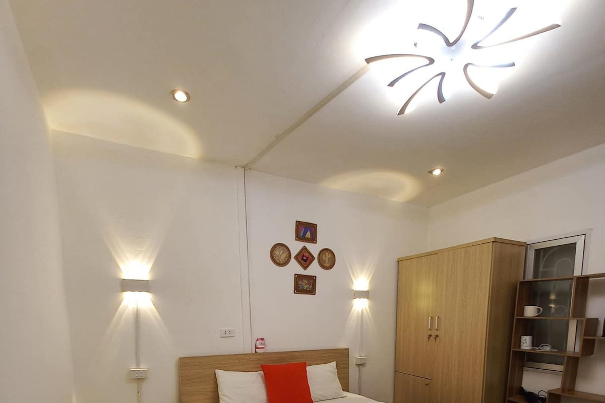 Habitación doble panorámica | Decoración personalizada, muebles diferentes y escritorio