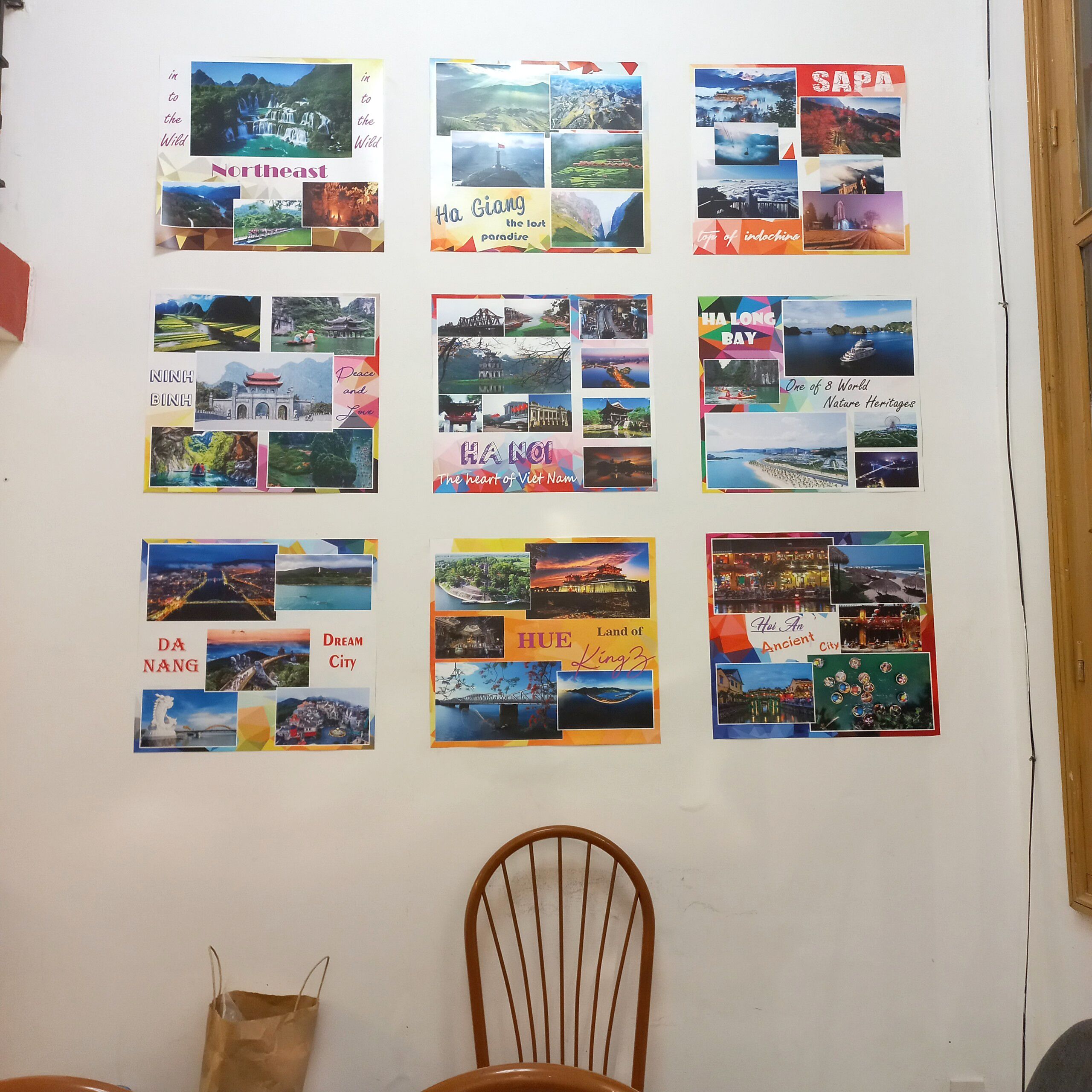 Een muur met diverse reisposters, elk met verschillende bestemmingen en bezienswaardigheden.