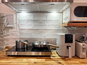 Kylskåp, mikrovågsugn, ugn och spishäll