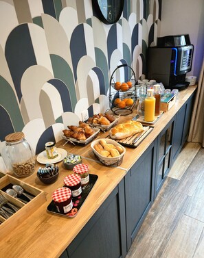 Daily buffet breakfast for a fee - Hôtel Le Smile (Saint-Vincent-Sterlanges)
