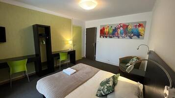 Habitació triple estàndard | Habitacions insonoritzades, wifi gratuïta i roba de llit