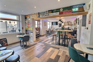 Bar (in der Unterkunft)