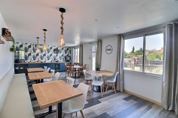 Tägliches Frühstücksbuffet (10 EUR pro Person)