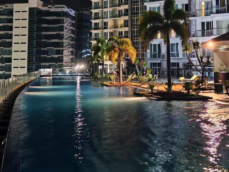 Una piscina al aire libre, sillones reclinables de piscina