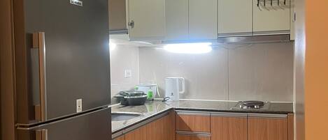 Refrigerador con freezer, microondas, placa de cocina, arrocera