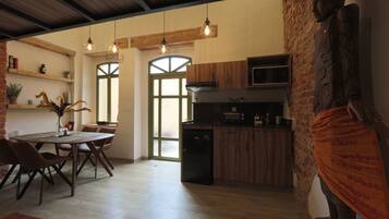 Signature Double Room | Private kitchen | Mini-fridge, microwave, cookware/dishes/utensils