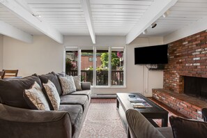 Apartment, 2 Schlafzimmer, Kamin, Hanglage | Wohnbereich | 40-Zoll-Flachbildfernseher mit Digitalempfang, Kamin