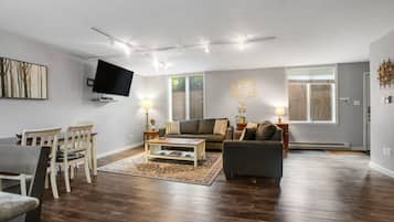 Kondominium, 2 kamar tidur, tepi tebing | Area keluarga | Televisi layar datar 40-inci dengan saluran TV digital dan perapian