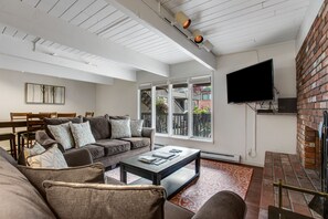 Apartment, 2 Schlafzimmer, Kamin, Hanglage | Wohnbereich | 40-Zoll-Flachbildfernseher mit Digitalempfang, Kamin