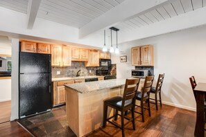 Apartment, 2 Schlafzimmer, Kamin, Hanglage | Eigene Küche | Großer Kühlschrank, Mikrowelle, Ofen, Herdplatte