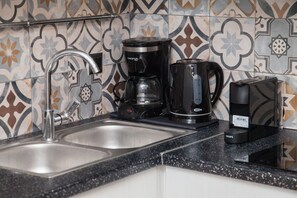 Apartament | Cuina privada | Frigorífic gran, microones, bullidora elèctrica i torradora