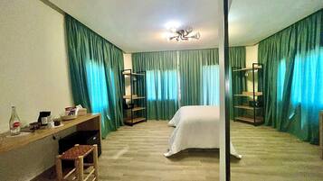 Kamar Double Deluks | Seprai premium, busa memori, brankas, dan meja kerja