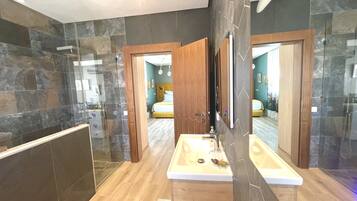 Junior Double Room | Bathroom | Shower, rainfall showerhead, hair dryer, towels