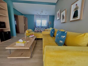 Phòng đôi Junior | Bộ đồ giường cao cấp, nệm cao su hoạt tính (memory foam) 