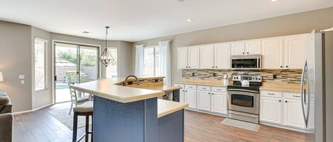 Kühlschrank, Mikrowelle, Herdplatte, Geschirrspüler