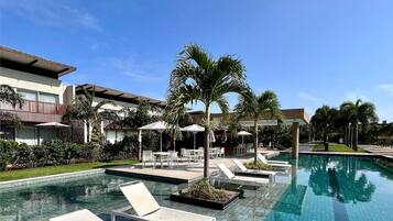 Apartamento | Piscina | Piscina interna, piscina externa, funciona das 8h às 20h, guarda-sóis