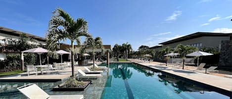 Apartment | Pool | Innenpool, Außenpool, Sonnenschirme, Liegestühle
