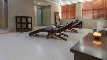 Salas de tratamiento para parejas, sauna y tina de hidromasaje