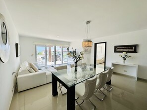 Superior penthouse | Dineren in de kamer