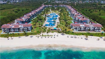 Playa privada, camas de playa (con cargo), camastros y sombrillas