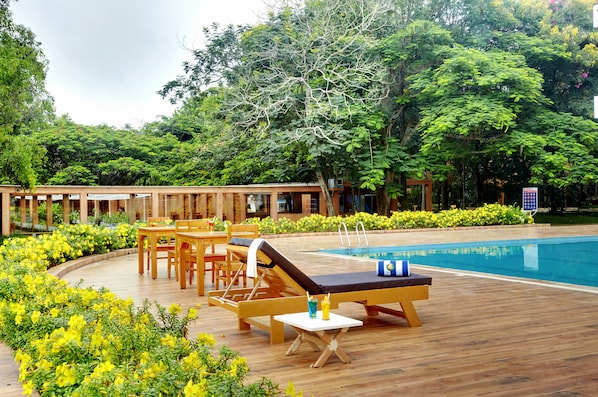 2 outdoor pools