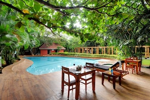 2 outdoor pools