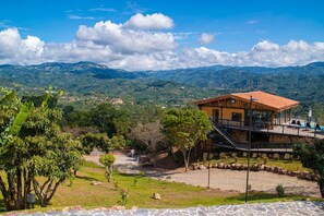 Cabane Deluxe | Ameublement personnalisé, Wi-Fi gratuit, draps fournis