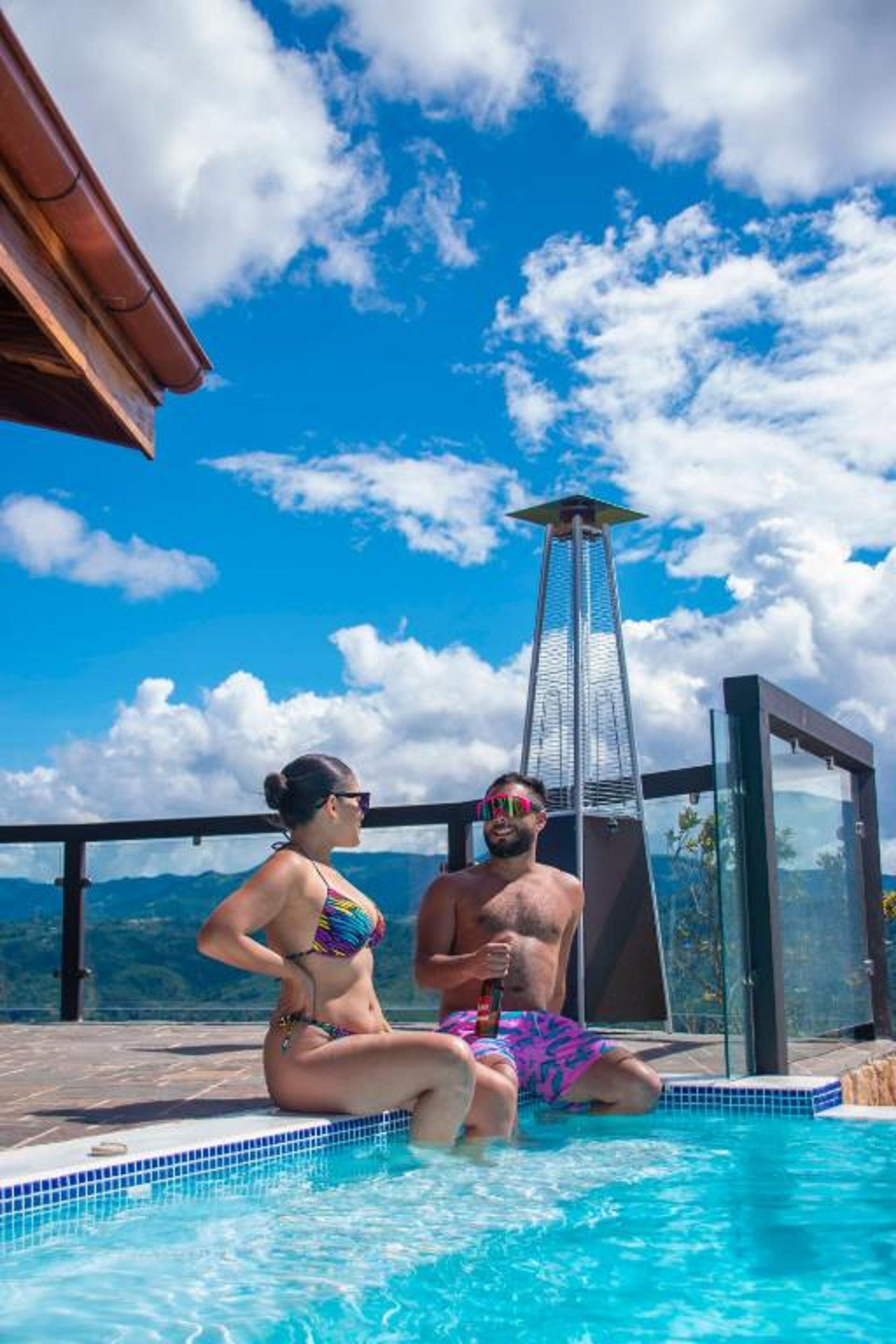 Zona de piscina con una vista despejada del cielo y montañas al fondo.