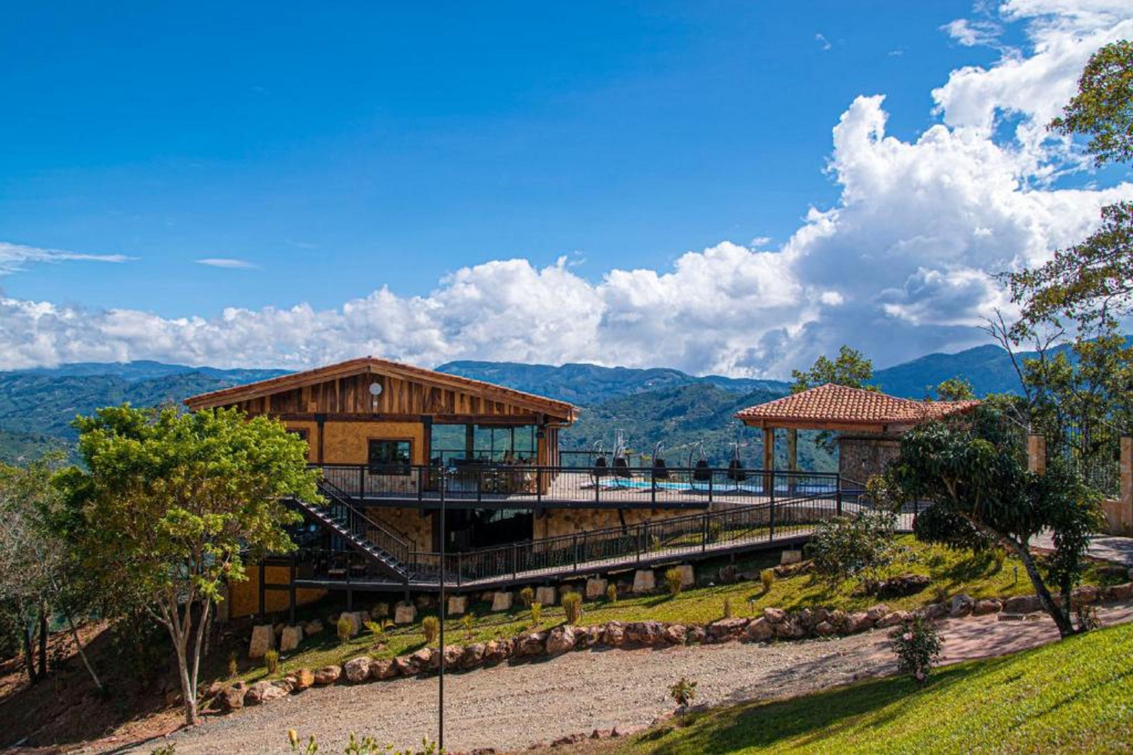 Muebles diferentes, wifi gratis y ropa de cama 