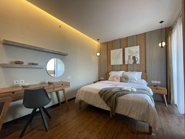 Une chambre d’hôtel moderne équipée d’un lit, d’un bureau, d’une chaise et d’un miroir.