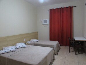 Habitación básica con 1 cama doble o 2 individuales | Escritorio, sistema de insonorización, tabla de planchar con plancha