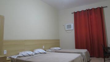 基础双人房或双床房 | 办公桌、隔音、熨斗/熨板、免费 WiFi
