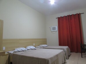 Basic-Doppel- oder -Zweibettzimmer | Schreibtisch, schallisolierte Zimmer, Bügeleisen/Bügelbrett