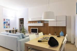 คอมฟอร์ทอพาร์ทเมนท์ | บริเวณนั่งเล่น | ทีวีจอแบน