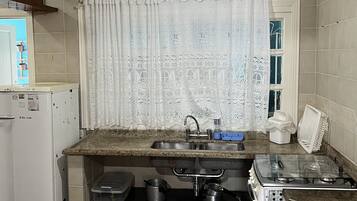 Familie appartement, Meerdere bedden | Privékeuken | Een koelkast, een microgolfoven, een oven, kookgerei, borden en bestek