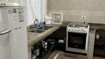 Familie appartement, Meerdere bedden | Privékeuken | Een koelkast, een microgolfoven, een oven, kookgerei, borden en bestek