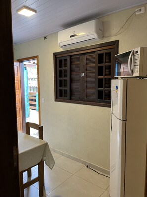 Fridge, microwave, oven, cookware/dishes/utensils - Kandui Flats Maresias (São Sebastião)