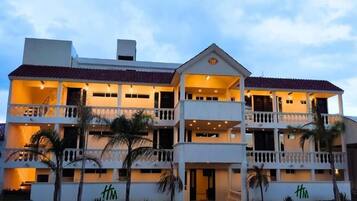 Vista frontal de la propiedad