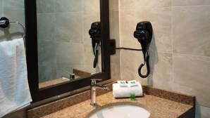 Combined shower/tub, hair dryer, towels - Hotel & Cabañas Malinche  (Huamantla)