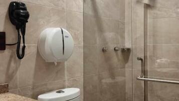 Combined shower/tub, hair dryer, towels