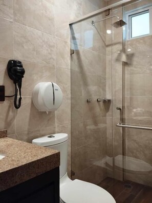 Bañera con ducha, secador de pelo, toallas